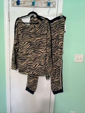 Zebra Print Two-Piece Loungewear Set in Beige & Black By Sophia Vergara Size 2X